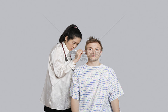 医生用手电筒检查病人耳朵图片