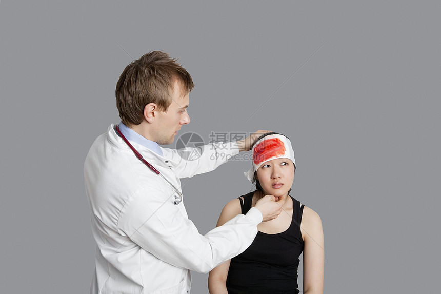 男性医生在彩色背景上治疗女性患者的男医生图片