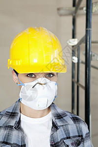 在建筑工地佩戴防尘面罩的女工肖像图片