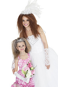 伴娘带着白色背景的花束牵着伴娘们 一身欢快新娘的肖像图片
