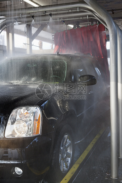 在洗车汽车上喷洒水图片