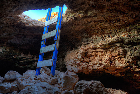 在巴尔巴里亚角带梯子的洞洞入口木头洞穴天堂乡村假期灯塔楼梯地标旅行岩石图片