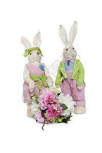 白色背景下的毛绒兔子夫妇与花束站在一起的肖像图片