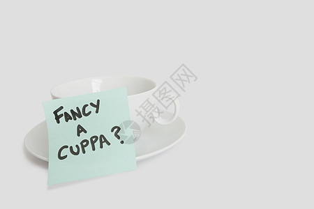 白色背景的空咖啡杯粘贴笔记本卡在白色背景上图片