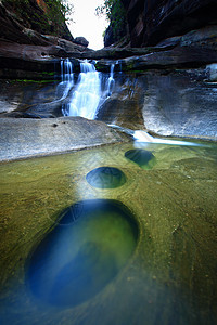 水滴绿色瀑布丛林叶子溪流热带水池岩石森林蓝色图片