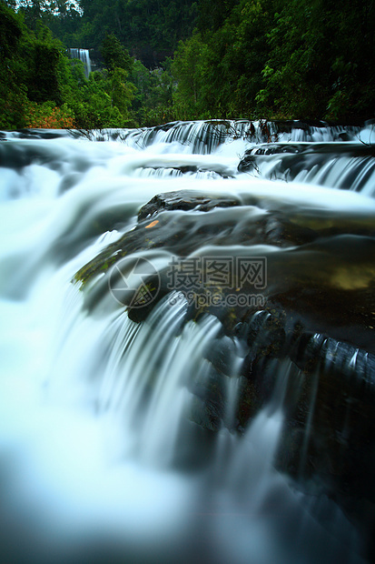 水滴蓝色热带岩石风景绿色溪流水池丛林叶子森林图片