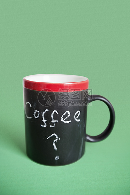 以彩色背景上的文字特写咖啡杯( C)图片