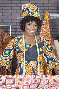 一名非洲裔美国女时装设计师的肖像和布料图片