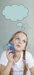 持有信用卡且语言泡沫超过灰色背景的五分化年轻女孩图片