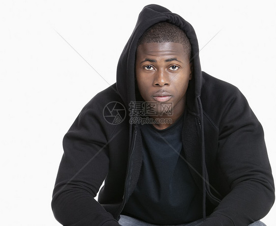 身穿灰色背面上蒙面汗衫的非裔美国人男子潮流肖像图片
