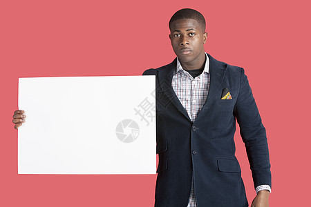 一名年轻聪明人身穿大衣的肖像 白纸板超过粉红背景图片