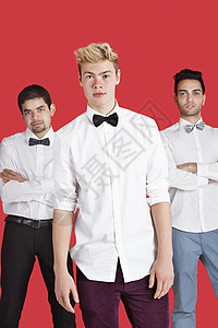 红色背景下站在男性朋友面前的年轻男子画像图片