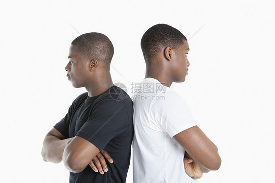 两个男性朋友站在背对背的灰色背景上图片