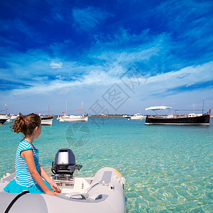 在的船上的女孩血管海滩晴天太阳旅游地标海岸天空孩子们孩子图片