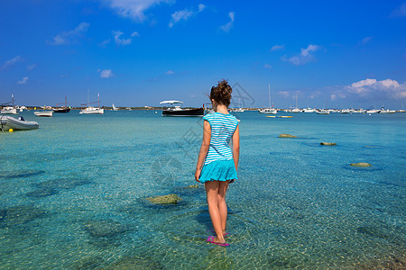 在走着的小女孩蓝色孩子假期海滩旅行支撑地标天空孩子们旅游图片