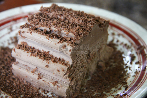 巧克力冰淇淋和加硬巧克力地面盘子奶油磨碎甜点冻结香气食物棕色图片