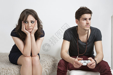 年轻女子和年轻男子玩电子游戏图片