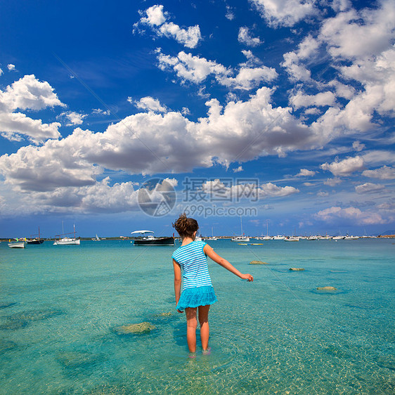 在走着的小女孩海滩海岸旅游蓝色血管太阳孩子们女孩天空假期图片