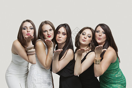5名年轻女子在灰色背景下接吻图片