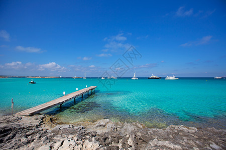 Formentera热带热带地中海海洋木制码头蓝色阳光海滩海景天空支撑海岸线假期晴天波浪图片