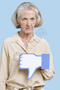 在蓝色背景下 假的厌恶按钮高龄妇女肖像图片