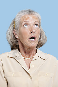 身处忧郁背景的无业临时工中 惊吓的老年妇女图片