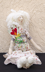 手制洋娃娃 腰带有朵花 穿着白色长裙图片