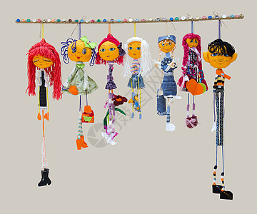 6个女性和1个男性手工制作的零散薄娃娃玩具图片