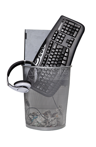 白色背景的废篮中的计算机键盘和耳机(以白色背景填充)图片