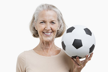 高龄女子在白种背景下足球的肖像图片