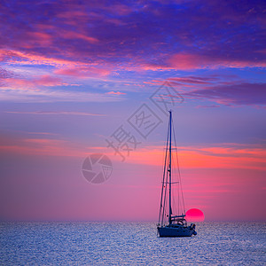 伊比扎日落太阳从佛罗门太岛观光太阳地标假期帆船戏剧性小岛场景蓝色海滩天空图片