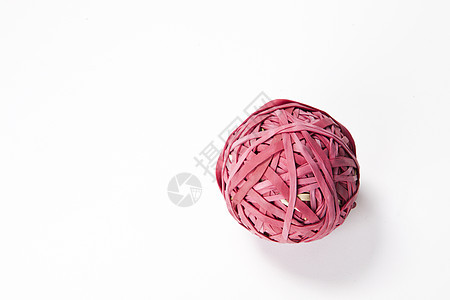 白色背景的橡胶带球近距离特写形状影棚概念性对象橡皮筋几何圆形办公用品红色视图图片