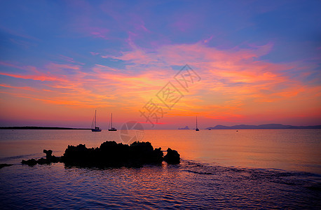 福门托拉岛的Ibiza日落景色帆船假期支撑橙子海滩海岸旅行旅游蓝色戏剧性图片