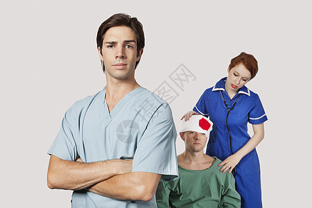 男性医生与女护士对白种病伤病人进行治疗的肖像和女性护士图片