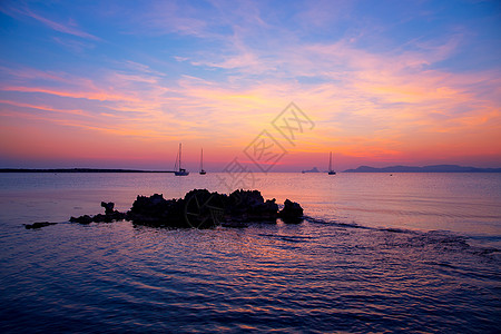 福门托拉岛的Ibiza日落景色橙子天空戏剧性海岸血管帆船旅行海滩旅游紫色图片