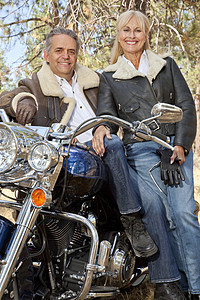 穿着摩托车的老夫妇关系亲密图片