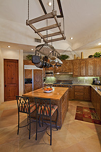 古典厨房桌子单位设计贮存橱柜早餐火炉排气扇锅碗瓢盆房间背景图片