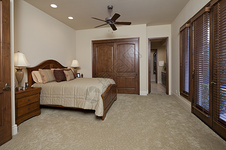 卧室内部桌子内阁枕头框架房间奢华扇子场景地毯羽绒被图片