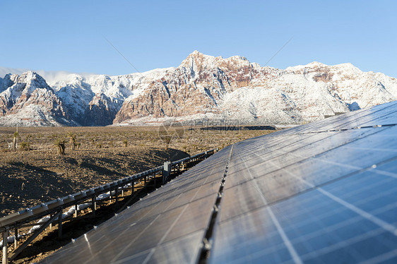 太阳能电池板后面的山脉图片