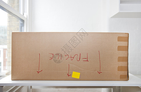 纸箱上下颠倒标有“脆弱”字样图片