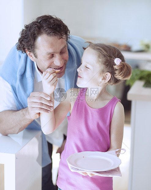 年轻女孩喂养其父亲图片