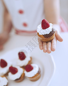 持有杯蛋糕的年轻女孩糖果童年盘子青年食物家庭女性食品场景白色图片