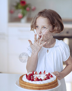 有蛋糕和草莓的年轻女孩孩子衣服青年白色微笑食品女性童年焙烤食物图片