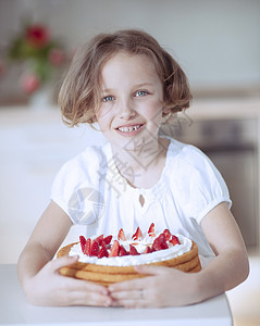 带蛋糕的年轻女孩白色微笑厨房房间青年孩子场景糖果食品焙烤图片