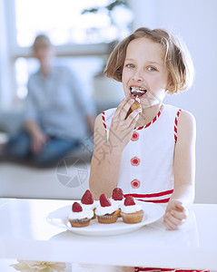 年轻女孩吃杯蛋糕食品青年厨房场景贪婪盘子幸福食物家庭糖果图片