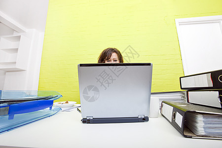 女性头部在笔记本电脑上图片