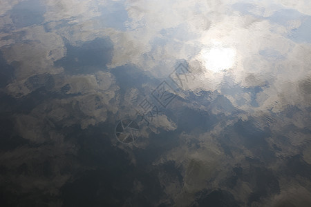 在水中紧贴云的反射图片