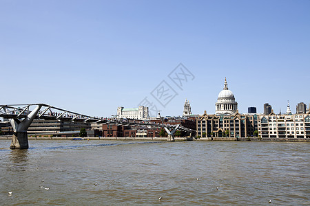 展望伦敦市的千年大桥在背景中的前景ECN 420035大教堂建筑学天空教会图片
