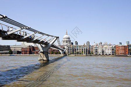 展望伦敦市的千年大桥在背景中的前景ECN 420035大教堂天空教会建筑学图片