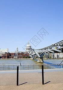 展望伦敦市的千年大桥在背景中的前景ECN 420035建筑学天空教会大教堂小路途径图片